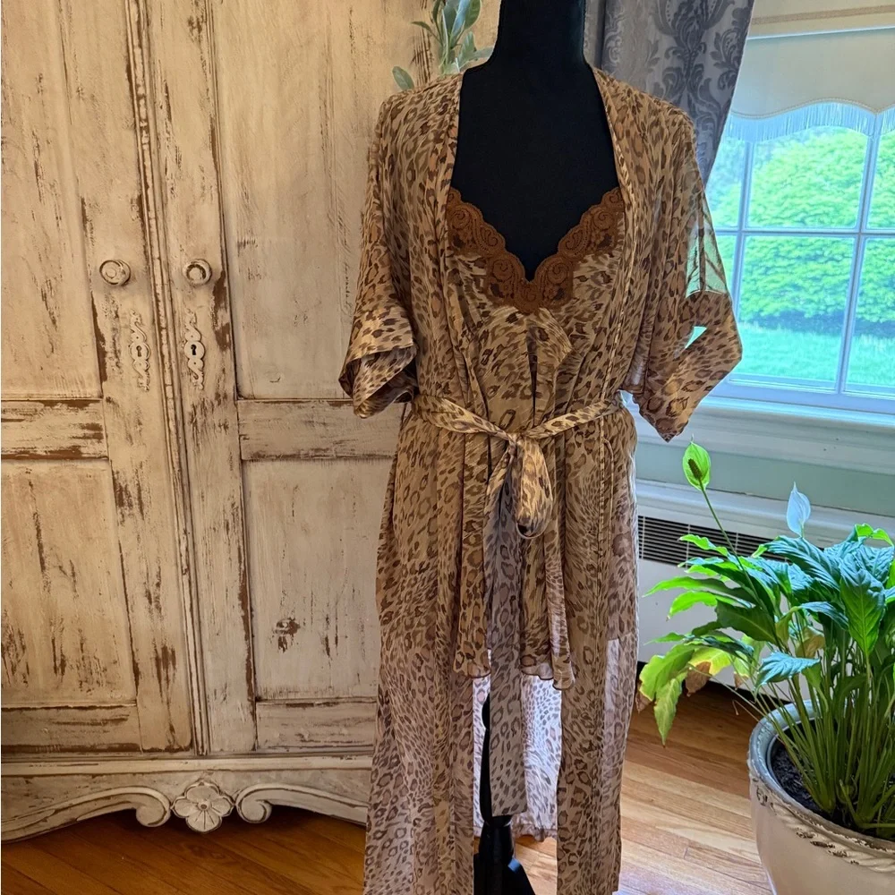 Delicates Cami and robe set. Semi Sheer. Leopard print. XL. Intimate, sexy,